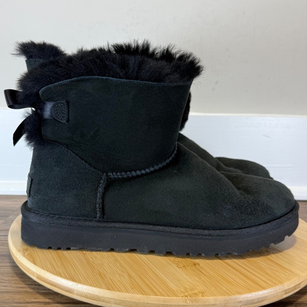 UGG Gita Bow Boots Women Size 9 Black Suede Sheepskin 1016507 Cabin Cozy Casual